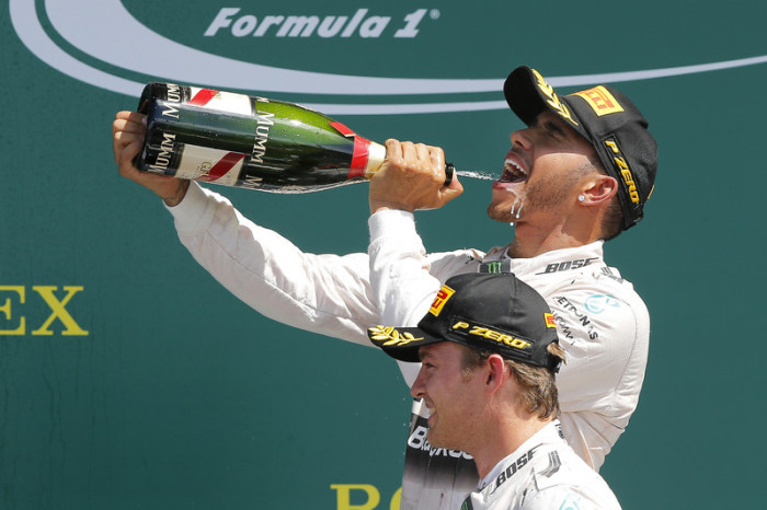Lewis Hamilton versetzt Nico Rosberg im WM-Duell einen Dämpfer. Der Brite feiert vor seinem Heimpublikum dank einer optimalen Strategie einen imposanten Sieg. Foto: epa/Valdrin Xhemaj