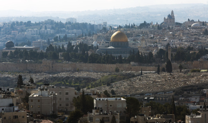 Eine Teilansicht der Jerusalemer Altstadt mit dem markanten goldenen Felsendom, einer der heiligsten Stätten der islamischen Welt am Hareem el-Sharif. Foto: epa/Jim Hollander
