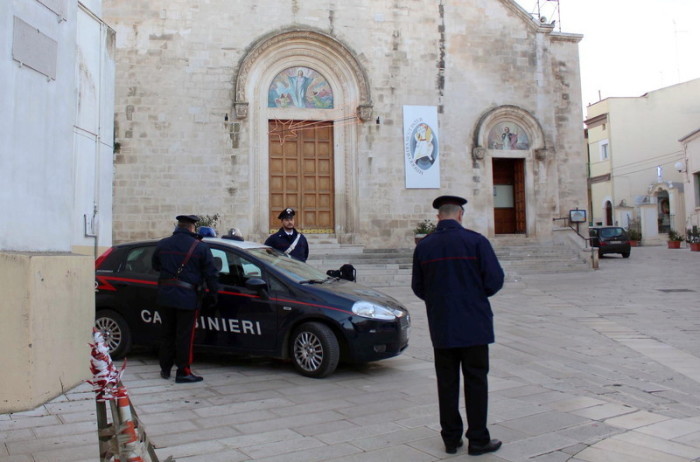 Carabinieri-Beamte stehen Wache am Vordereingang der Chiesa Madre (Mutterkirche), wo eine Messe zum Gedenken an einen kanadischen 'Ndrangheta-Mafiosi stattfindet. Archivfoto: epa/ANNAMARIA LOCONSOLE