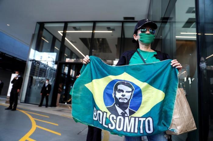Anhängergruppen des brasilianischen Präsidenten Jair Bolsonaro führen einen Unterstützungsakt vor dem Krankenhaus Vila Nova Star in Sao Paulo durch. Foto: epa/Sebastiao Moreira