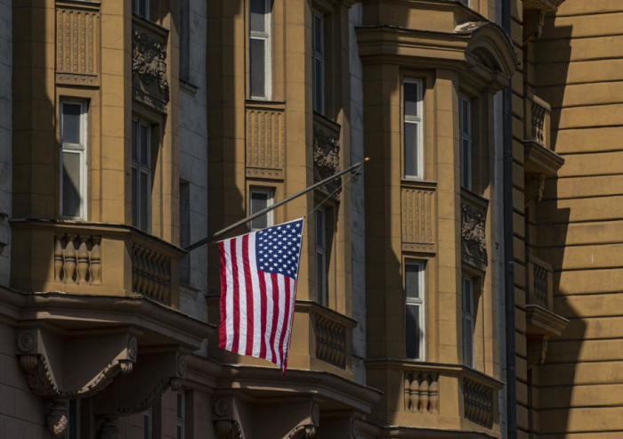 Die US-Nationalflagge weht auf dem Gebäude der US-Botschaft in Moskau. Foto: epa/Sergei Ilnitsky