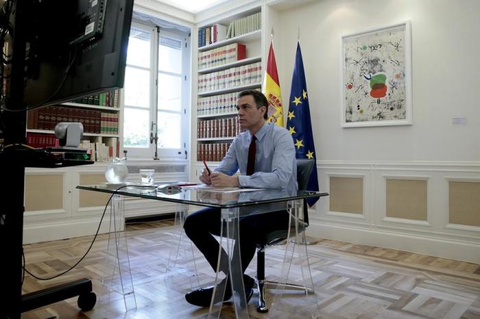 Das Büro des Ministerpräsidenten zeigt das Treffen des spanischen Ministerpräsidenten Pedro Sanchez in einer Videokonferenz in Madrid. Foto: epa/J. M. Cuadrado / Moncloa