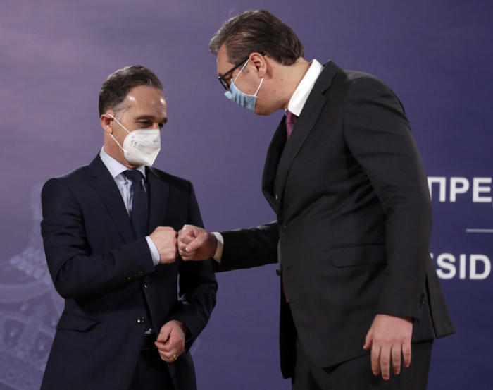 Der serbische Präsident Aleksandar Vucic (R) und der deutsche Außenminister Heiko Maas (L) geben sich nach ihrem Treffen in Belgrad die Hand. Foto: epa/Andrej Cukic