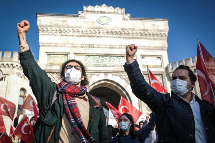 Die Mitglieder der linksnationalistischen Türkischen Jugendunion (TGB) rufen Parolen während eines Protestes gegen die Studenten der Bogazici-Universität. Foto: epa/Sedat Suna
