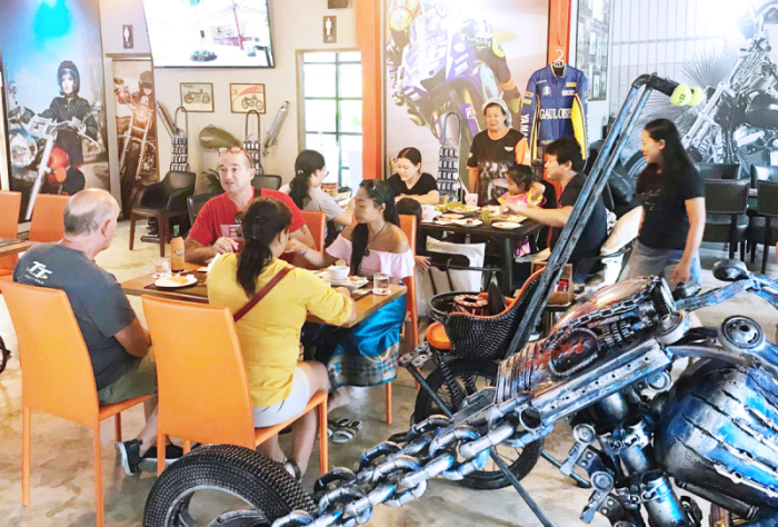 The Bikers Café Thailand: Feine westliche Speisen und Thai-Food im aufregenden Biker-Ambiente. Mi.–Fr., 12.00–21.00 Uhr. Sa.–So., 09.00–21.00 Uhr. Mo.&Di. geschlossen. Foto: The Bikers Café Thailand