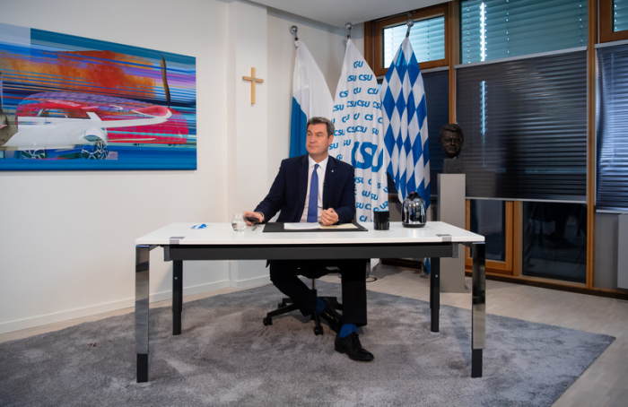 Markus Söder (CSU), Parteivorsitzender und Ministerpräsident von Bayern, sitzt beim virtuellen Parteitag vor seiner Rede in seinem Büro in der CSU-Landesleitung. Foto: Sven Hoppe/dpa-pool/dpa