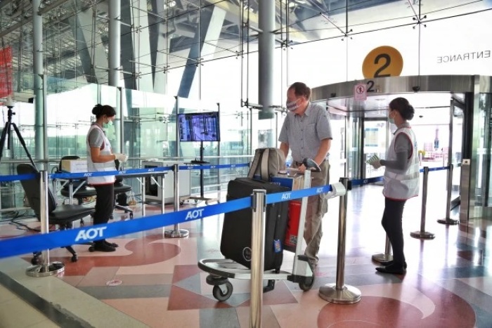 Ein ausländischer Fluggast passiert eine Kontrollstelle am Eingang des Flughafens. Foto: The Nation