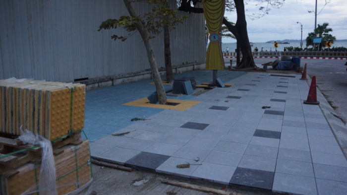 Mit den neuen Gehwegplatten in maritimer Optik wird die Strandpromenade quasi bis zum Kreisverkehr in Naklua verlängert. Fotos: Jahner