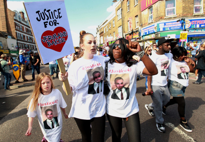 Menschen protestieren vor dem Polizeirevier Tottenham in London. Foto: epa/Sean Dempsey