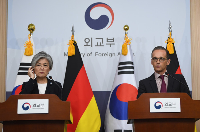 Bundesaußenminister Heiko Maas (r.) und die südkoreanische Außenministerin Kang Kyung-wha (l.). Foto: epa/Jung Yeon-je