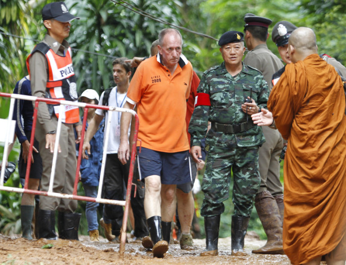 Der britische Taucher Vernon Unsworth (M.) verlässt die Unglückshöhle in Chiang Rai. Foto: epa/Pongmanat Tasiri
