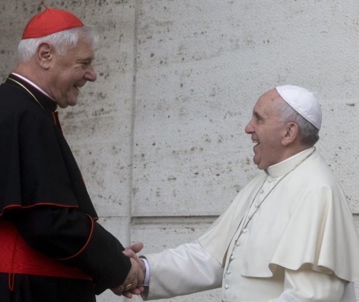 Papst Franziskus (R) schüttelt die Hände von Kardinal Gerhard Ludwig Müller. Foto: epa/Claudio Peri
