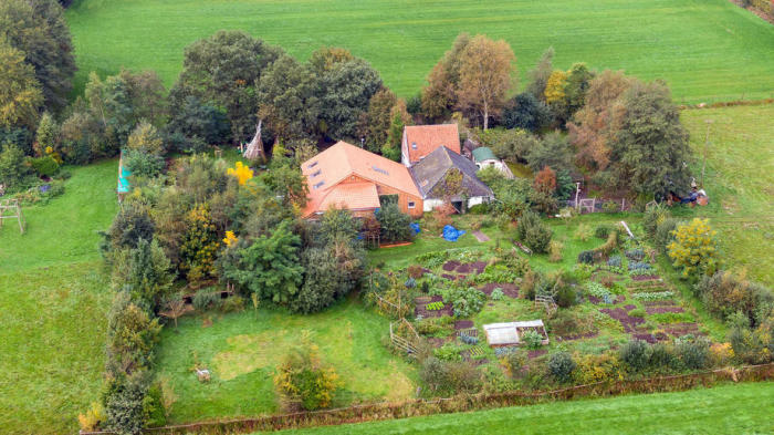 Ein Drohnenfoto des Bauernhofs, in dem ein Vater mit sechs Kindern im Keller lebte, in Ruinerwold. Foto: epa/Wilbert Bijzitter