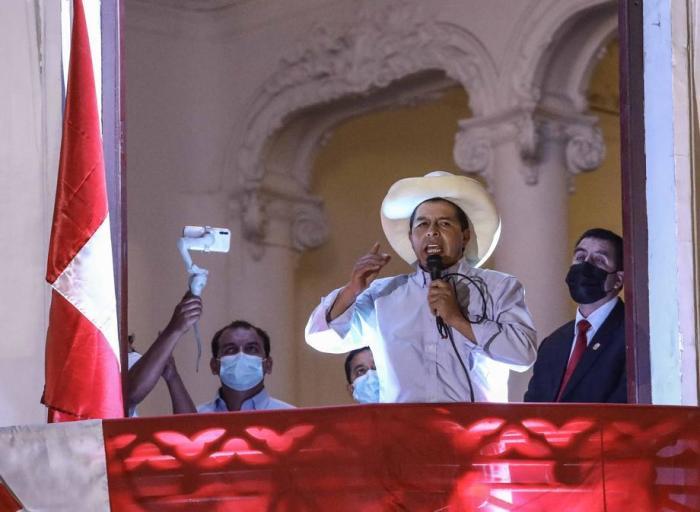 Der linksgerichtete peruanische Präsidentschaftskandidat Pedro Castillo spricht von einem Balkon der Parteizentrale von Peru Libre in Lima zu seinen Anhängern. Foto: epa/Stringer