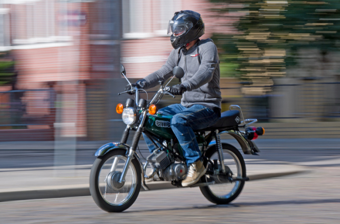 Ein Fahrlehrer fährt auf einem Simson S51 Moped durch die Händelstadt. Das Bundeskabinett will am 15.05.2019 den Weg frei machen für den Moped-Führerschein bereits ab 15 Jahren. Foto: Hendrik Schmidt/Zb/dpa