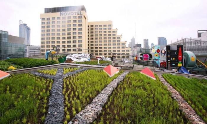 „Siam Green Sky“ ist ein Pilotprojekt der Chulalongkorn-Universität, ungenutzte Hochhausdächer in Bangkok in Grünflächen und Gärten zu verwandeln.    Fotos: Siam Green Sky