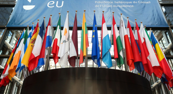 Vor einem EU-Gipfel am Haupteingang des Gebäudes des Europäischen Rates in Brüssel sind Flaggen der EU-Staaten zu sehen. Foto: Julien Warnand/Epa/dpa