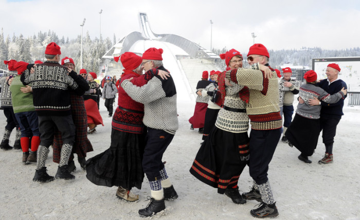Glückliche Norweger und Norwegerinnen tanzen am Oslo-Holmenkollen. Foto: epa/Grzegorz Momot