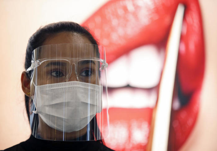 Gesundheitsexperten warnen: Plastikschilde können Nasen-Mund-Schutz-Masken nicht ersetzen. Foto: epa/Rungroj Yongrit
