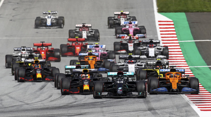 Formel-1-Weltmeisterschaft, Grand Prix der Steiermark, Rennen: Lewis Hamilton aus Großbritannien vom Team Mercedes führt nach dem Start des Rennens das Feld an. Foto: Mark Thompson/Pool Getty/ap/dpa