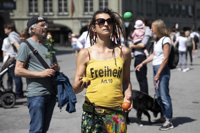 Mehrere hundert Demonstranten versammelten sich im Zentrum von Bern, Schweiz, um gegen die andauernde Korona-Sperre zu protestieren. Foto: epa/Peter Klaunzer