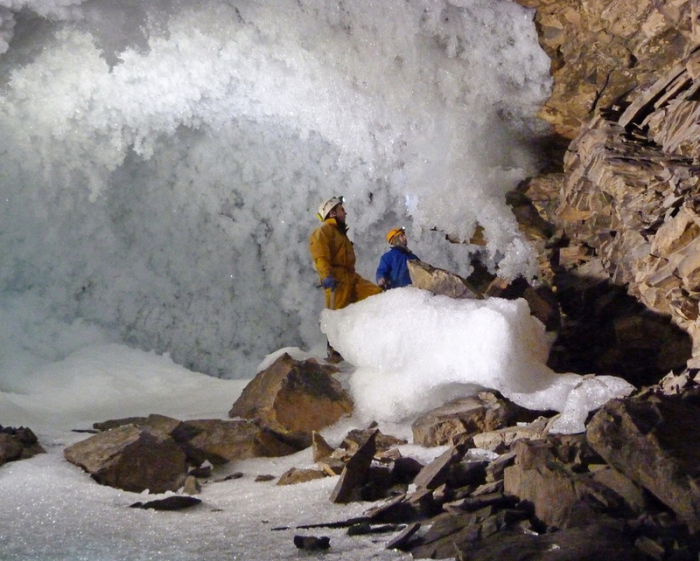 Wissenschaftler sammeln Daten zum Permafrost in einer Höhle in Sibirien Foto: -/University Of Oxford/dpa 