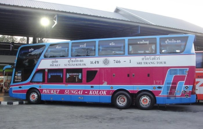 Ein Bus des Fuhrbetriebs Sri Trang Tour Company auf der Linie Phuket-Sungai Kolok. Foto: 12go Asia