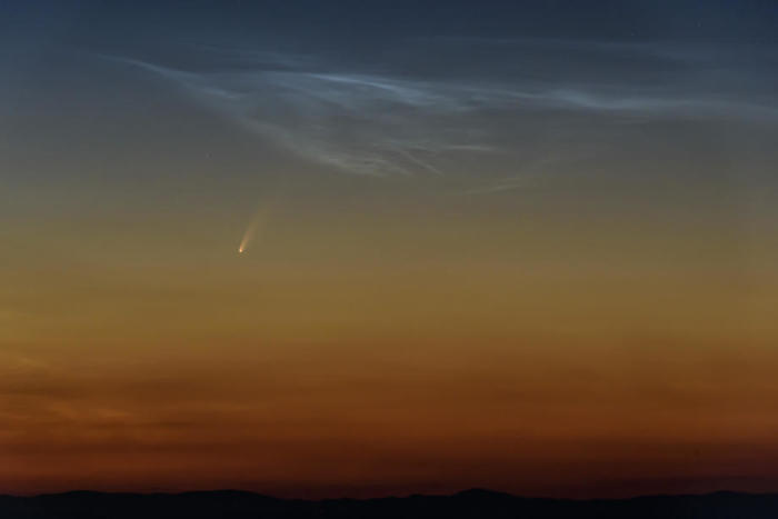 Kometenstreifen über dem Himmel über Nordostungarn. Foto: epa/Peter Komka