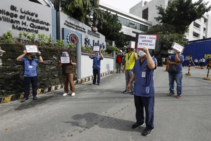 Mitarbeiter des Gesundheitswesens fordern die Freigabe von staatlichen Mitteln und Leistungen während der Pandemie. Foto: epa/Rolex Dela Pena