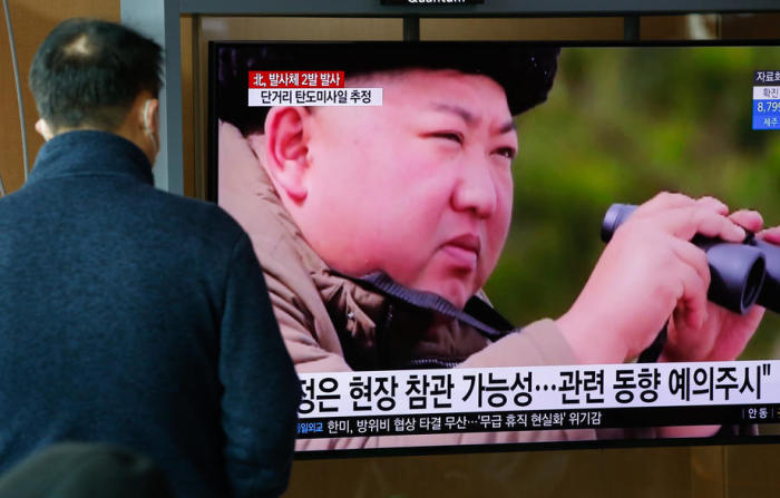 Ein Südkoreaner verfolgt die Eilmeldung über Nordkoreas Machthaber Kim Jong Un. Foto: epa/Kim Hee-chul