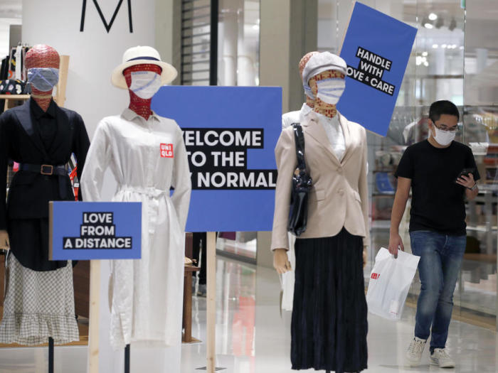 „Welcome to the New Normal”, begrüßt Bangkoks Einzelhandel seine Kunden. In der neuen Shopping-Realität der Hauptstadt übersteigt die Zahl der Schaufensterpuppen die Zahl der Kunden bei Weitem. Foto: epa/Rungroj Yongrit