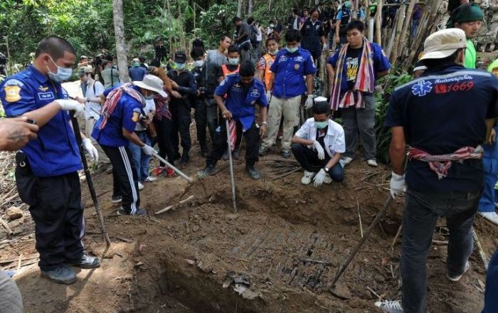 Zunächst waren 32 Leichen in den Massengräbern des Waldgebietes bei Sadao vermutet worden. Heute wurde die Zahl mit 26 nach unten korrigiert. Weitere Leichen wurden nicht gefunden.