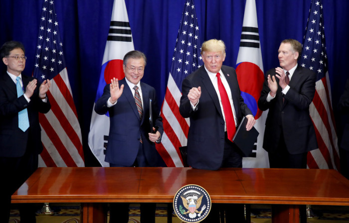 Der südkoreanische Präsident Moon Jae-in (2. von l.) und US-Präsident Donald J. Trump (2. von r.). Foto: epa/Yonhap
