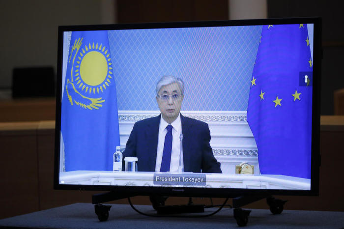 Der kasachische Präsident Kassym-Jomart Tokajew ist während einer Videokonferenz mit dem Europäischen Rat auf einem Monitor zu sehen. Foto: epa/Johanna Geron / Pool