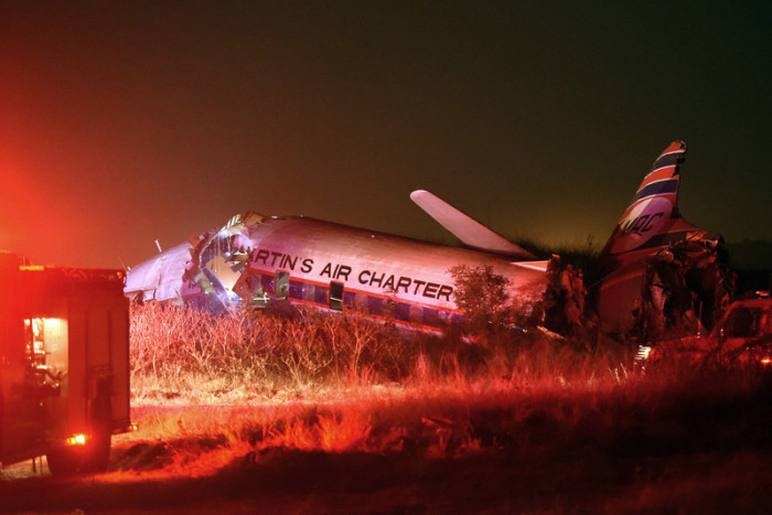 Das abgestürzte Flugzeug in der Nähe von Kameeldrift, nördlich von Pretoria. Foto: epa/Str