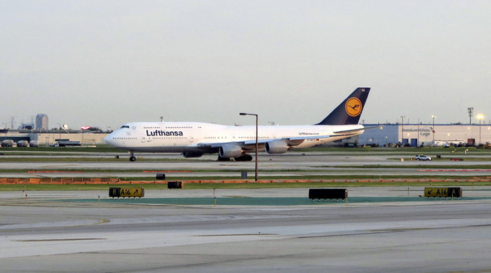 Der Ärger in der Reisebranche ist groß. Sie will die Extra-Gebühr der Lufthansa für bestimmte Buchungen nicht hinnehmen und schaltet die EU-Kommission und das Kartellamt ein. Foto: epa/Jason Szenes