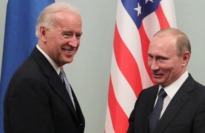 Damals schüttelte US-Vizepräsident Joe Biden (l.) dem damaligen russischen Premierminister Wladimir Putin die Hand. Archivfoto: epa/ MAXIM SHIPENKOV