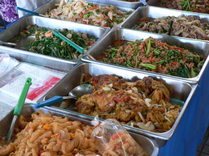 CNN hat Bangkok zur Stadt mit dem weltweit besten Streetfood erklärt. Mit Superlativen sollte man vorsichtig sein, aber die Kulinarik in Bangkoks Straßen ist schon „a-ròi“. 
