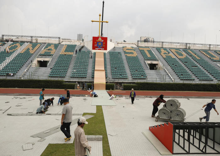 Im Nationalstadion laufen die Vorbereitungen zur Papstmesse am Donnerstag auf Hochtouren. Foto: epa/ Rungroj Yongrit