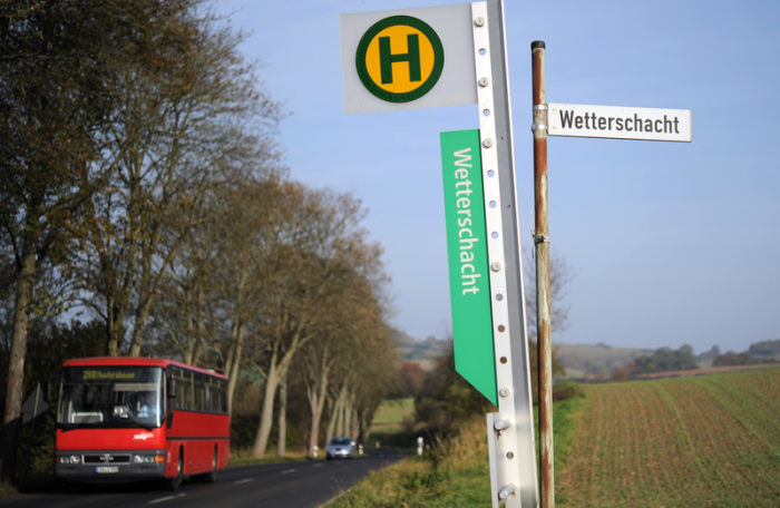 Ein Bus fährt ohne Stopp an der Bushaltestelle Wetterschacht im Landkreis Hersfeld-Rotenburg vorbei. Foto: Uwe Zucchi/Dpa