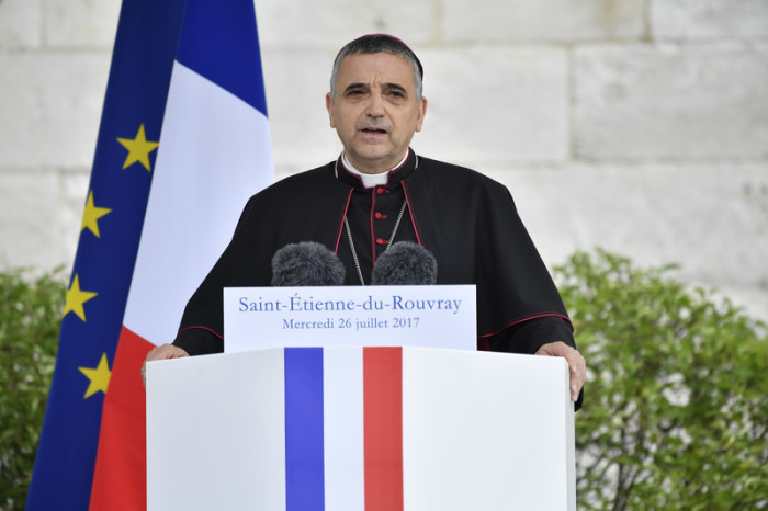Der Erzbischof von Rouen, Dominique Lebrun, hält eine Rede während der Veranstaltung zum ersten Jahrestag der Ermordung des französischen katholischen Priesters Jacques Hamel in Saint-Etienne-du-Rouvray. Foto: epa/Julien De Rosa