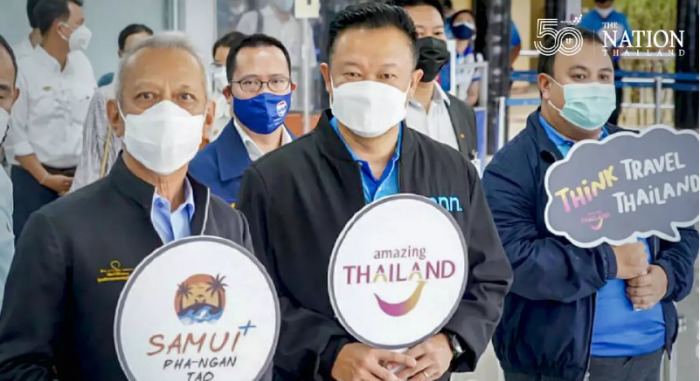 Tourismusminister Phiphat Ratchakitprakan (l.) begrüßte mit Beamten der Tourism Authority of Thailand die ersten Ankömmlinge auf Koh Samui. Foto: Tourism Authority Of Thailand
