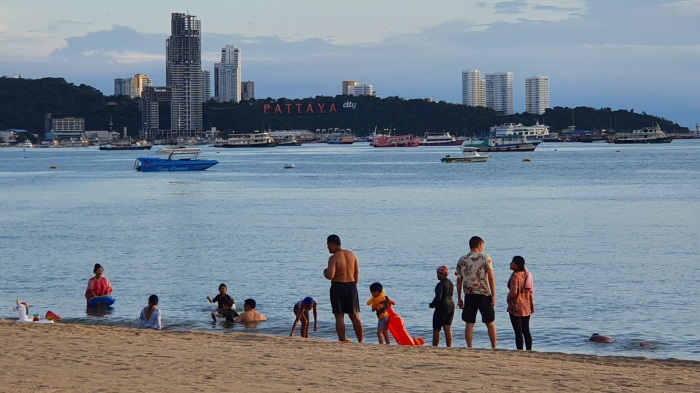 Thailändische Touristen am Strand an der Beach Road. Foto: Jahner