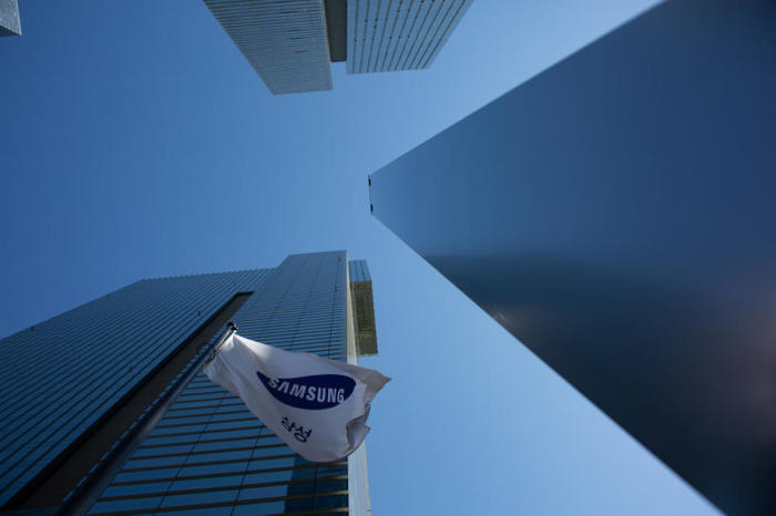 Eine Firmenfahne weht vor dem Hauptsitz von Samsung Electronics in Seoul. Foto: epa/Jeon Heon-kyun