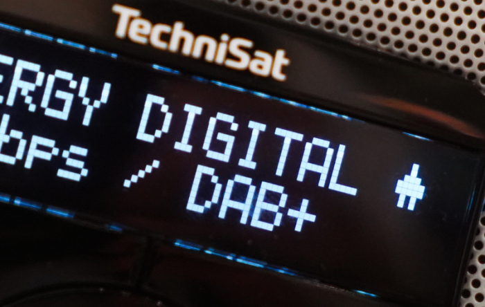 Auf der Anzeige eines Radios wird DAB+ dargestellt. Foto: Jörg Carstensen/Dpa