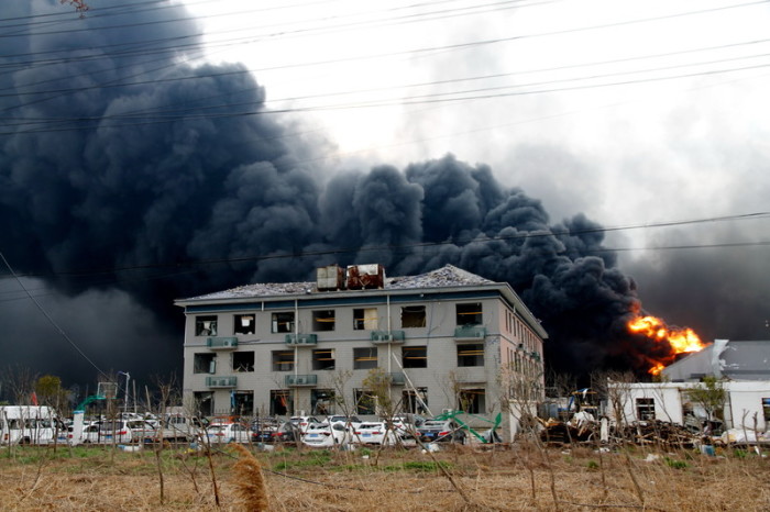 Katastrophale Szenen vor einem Chemiewerk in der chinesischen Stadt Yancheng. Foto: epa/Stringer