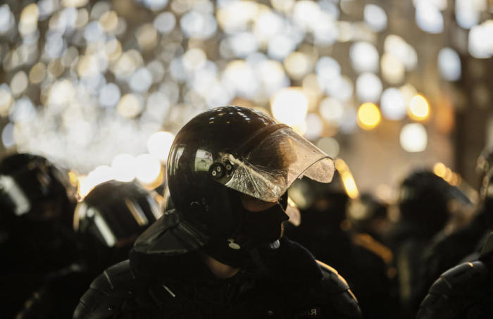 Eine verstärkte russische Polizeieinheit steht in der Moskauer Innenstadt Wache. Archivfoto: epa/YURI KOCHETKOV