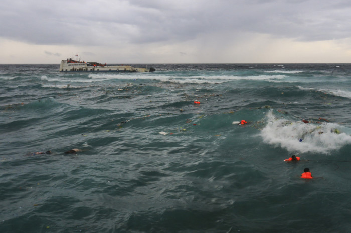Viele Passagiere hatten versucht, sich durch einen Sprung ins Wasser zu retten. Foto: epa/Mustafa Syahril
