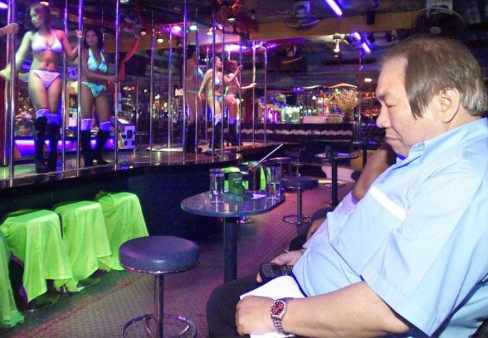Viele Besucher von A-Go-Go-Bars sind zu fett. Da dieser Zustand unvereinbar ist mit dem Ziel der Stadtverwaltung, Pattaya zum Gesundheitstourismusziel Nummer 1 zu vermarkten, gilt ab heute ein striktes Alkoholverbot.