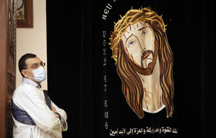 Ein orthodoxer ägyptischer Christ verrichtet das Karfreitagsgebet in einer Kirche in Heliopolis in Kairo. Foto: epa/Khaled Elfiqi